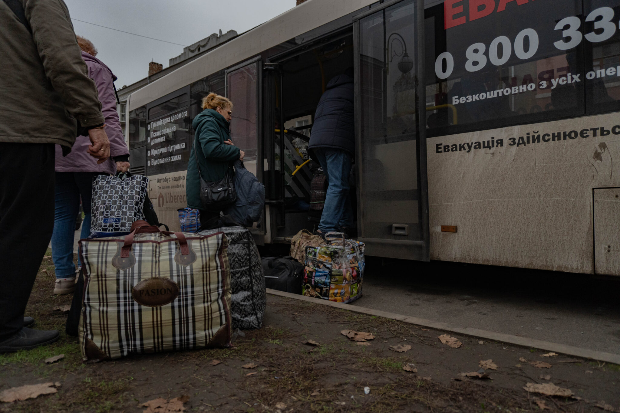 Civilians evacuating Kramatorsk with their belongings by bus